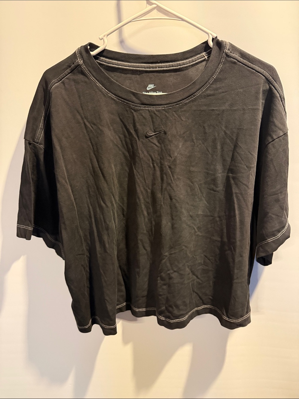The Nike Tee Men’s Black Short-Sleeve Crew Tee with Contrast Stitching Size: L